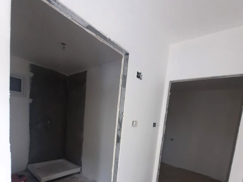 פנים המבנה: קירות גבס, נקודות חשמל ומקלחת בבנייה